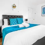 Three Bed House - Garden - Parking - 5 Guests - Fast Wifi - Netflix - 83B