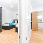Three Bed House - Garden - Parking - 5 Guests - Fast Wifi - Netflix - 83B