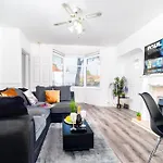 Three Bed House - Garden - Parking - 5 Guests - Fast Wifi - Netflix - 83B