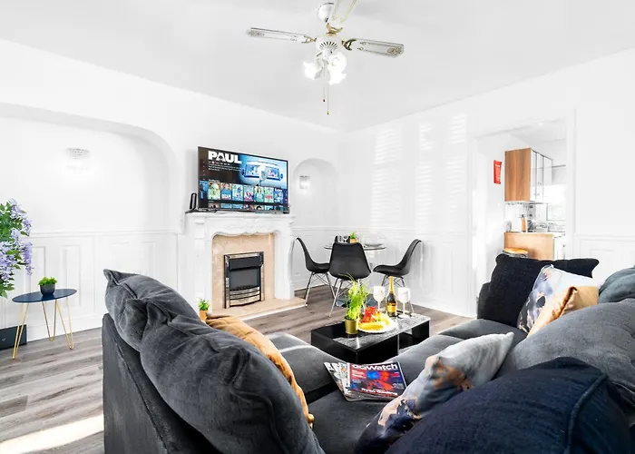 Three Bed House - Garden - Parking - 5 Guests - Fast Wifi - Netflix - 83B