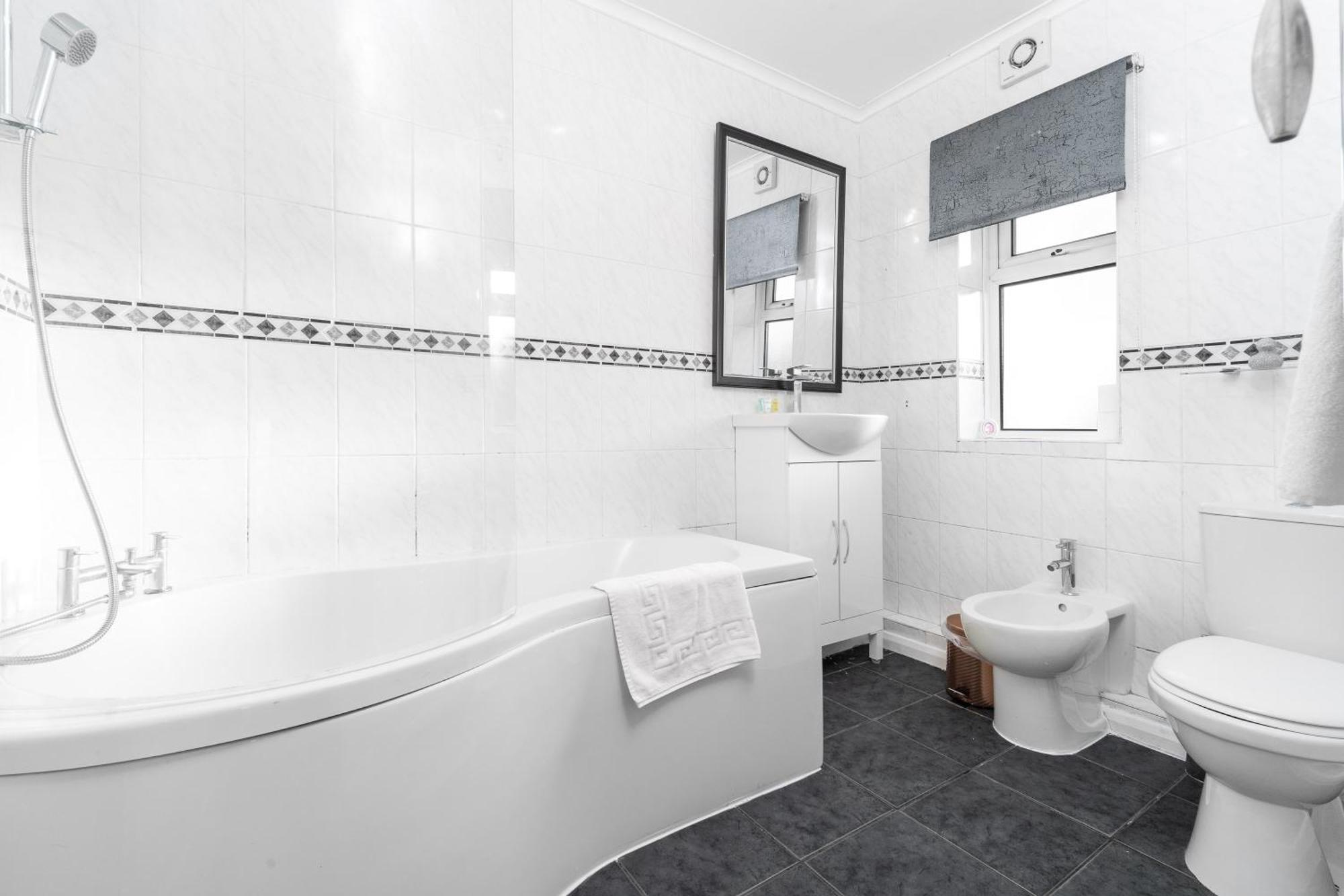 Three Bed House - Garden - Parking - 5 Guests - Fast Wifi - Netflix - 83b Holiday home Birmingham