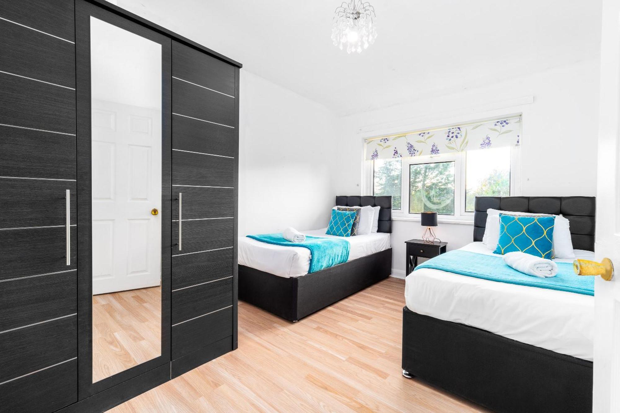 Three Bed House - Garden - Parking - 5 Guests - Fast Wifi - Netflix - 83b