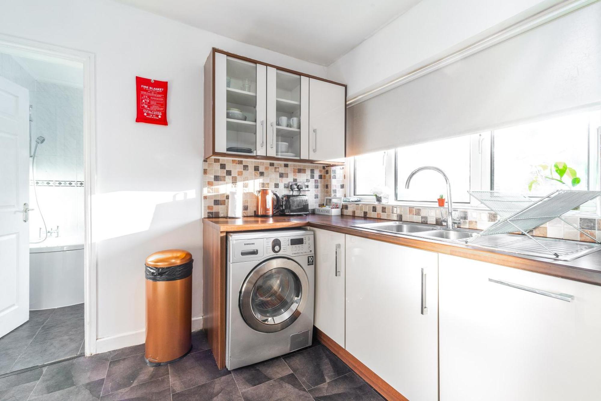 Holiday home Three Bed House - Garden - Parking - 5 Guests - Fast Wifi - Netflix - 83b