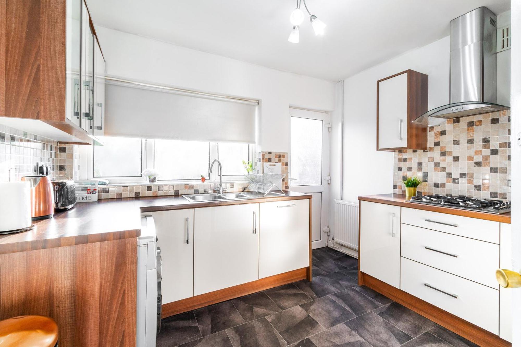 Three Bed House - Garden - Parking - 5 Guests - Fast Wifi - Netflix - 83b Holiday home *