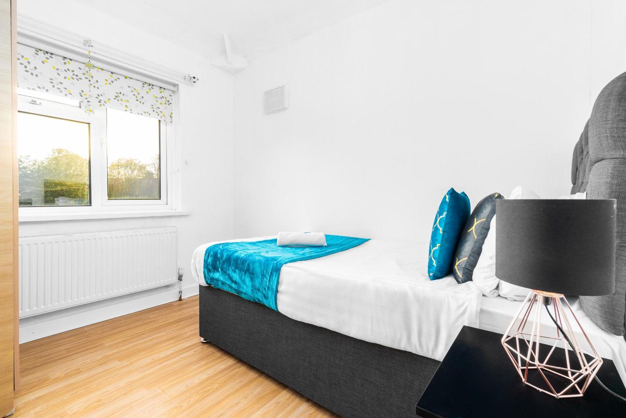 Holiday home Three Bed House - Garden - Parking - 5 Guests - Fast Wifi - Netflix - 83b *