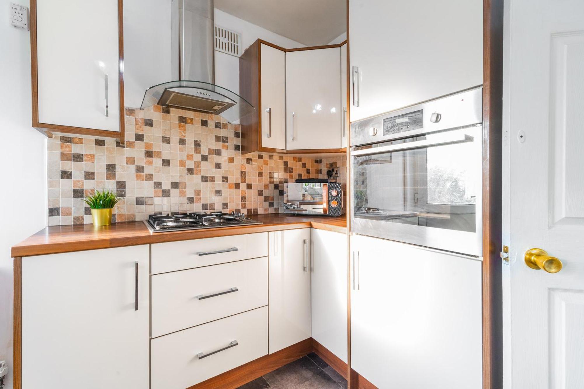 Three Bed House - Garden - Parking - 5 Guests - Fast Wifi - Netflix - 83b *