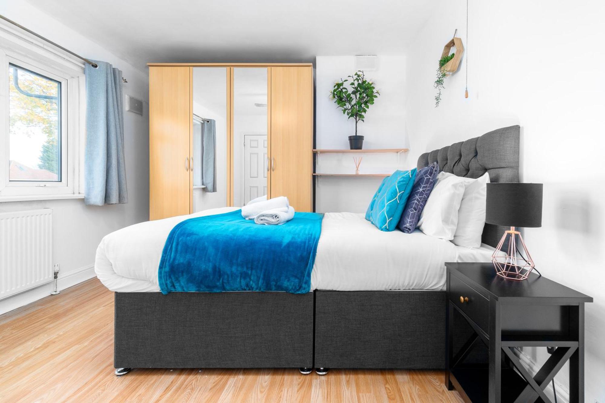 Three Bed House - Garden - Parking - 5 Guests - Fast Wifi - Netflix - 83b Holiday home *