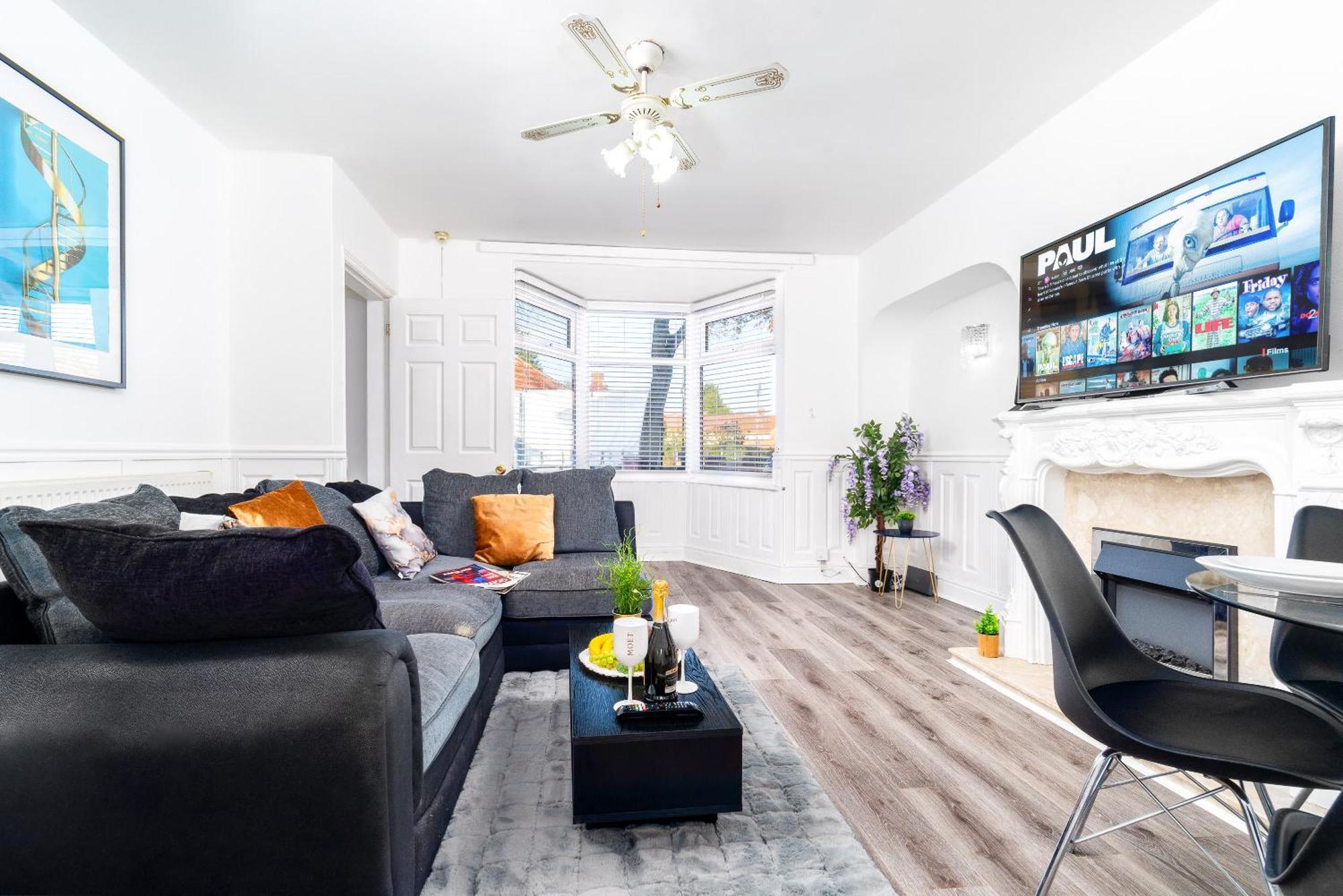 Three Bed House - Garden - Parking - 5 Guests - Fast Wifi - Netflix - 83b *